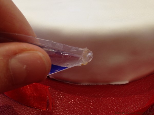 7. Comme pour le socle en polystyrène, vous allez coller à l'aide d'un point de glucose liquide un ruban tout en bas, pour cacher les petits accrocs.