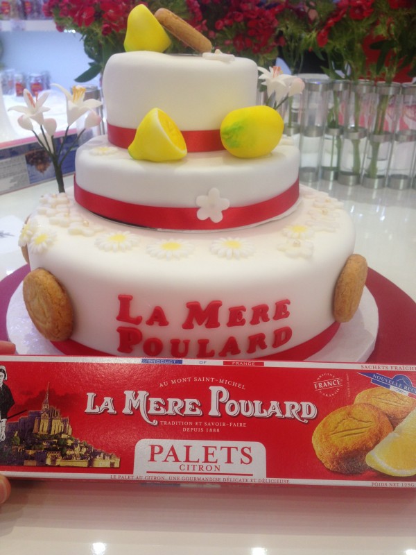Ma pièce montée avec 1 génoise citron et une autre chocolat, déco palets au citron Mère Poulard.