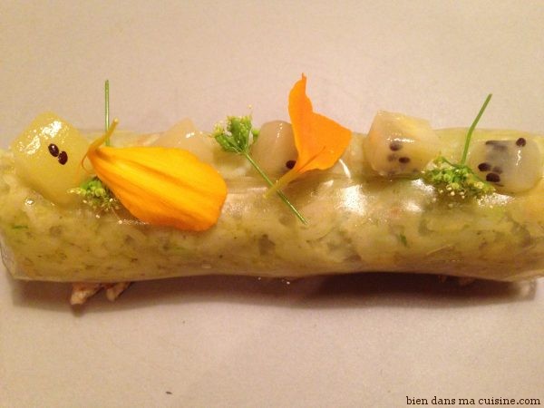 Cannelloni transparent de tourteau, avocat, kiwi, maquereau au sel, sommités fleuries de chou fleur.