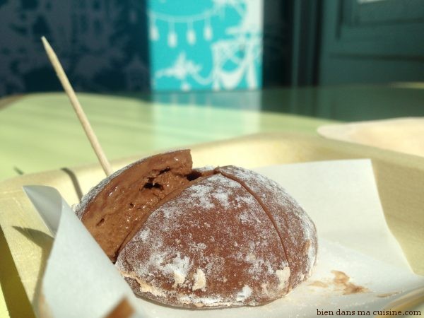 Mochi glacé au chocolat noir.