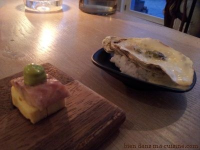 Amuse-bouches : hareng mariné sur carré d'omelette japonaise, et huître chaude avec une crème à l'orange