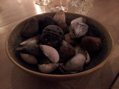 Suite des amuse-bouches : cherchez Charlie ! Ou plutôt, cherchez l'ingrédient comestible ! regardez bien : cachées parmi ces cailloux et coquillages, trois billes de pâte à choux recouverte de charbon alimentaire, et fourrées d'une préparation de crabe à l'aneth !