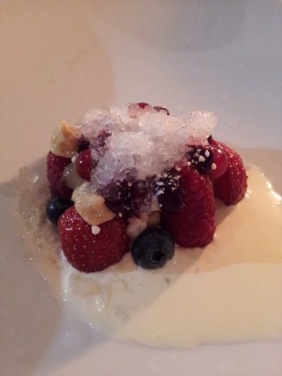 Et le "véritable" dessert, composé de baies et de fruits rouges, avec un granité au sureau et de la crème sure. Sympathique, mais j'aurais volontiers récidivé avec l'assiette précédente...