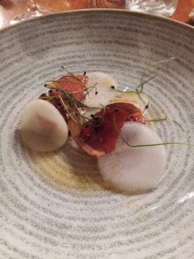 Des noix de St-Jacques snackées au beurre noisette, radis croquant, graines germées et jambon croustillant.