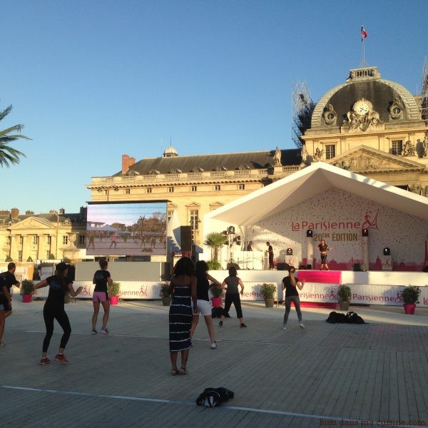 5 - Parce que pour la décoration naturelle des cours de gym, de danse et de toutes les disciplines dont on peut rêver, en plein air, est quand même assez classe (l'école militaire derrière).