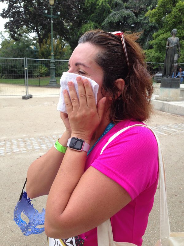 15 - Parce que dans nos sacs d'arrivée, on avait une petite lignette rafraîchissante drôlement bienvenue, et que cette coureuse sur la photo, elle m'a dit que c'était le meilleure moment de sa course !