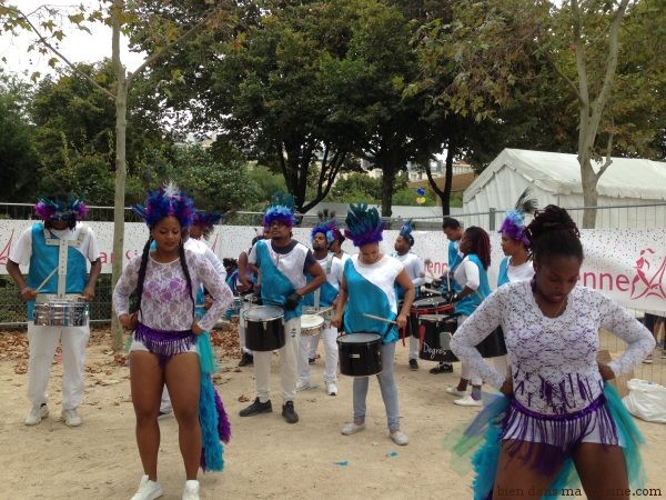 16 - Parce que tous les 30 mètres (ou presque ?) tu passes devant un orchestre avec de la vraie musique et des vrais gens qui dansent, et que franchement ça met du baume au cœur quand tu commences à avoir les jambes qui râlent.